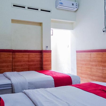 Hotel Reddoorz Syariah At Griya Soeratin Pacitan Esterno foto