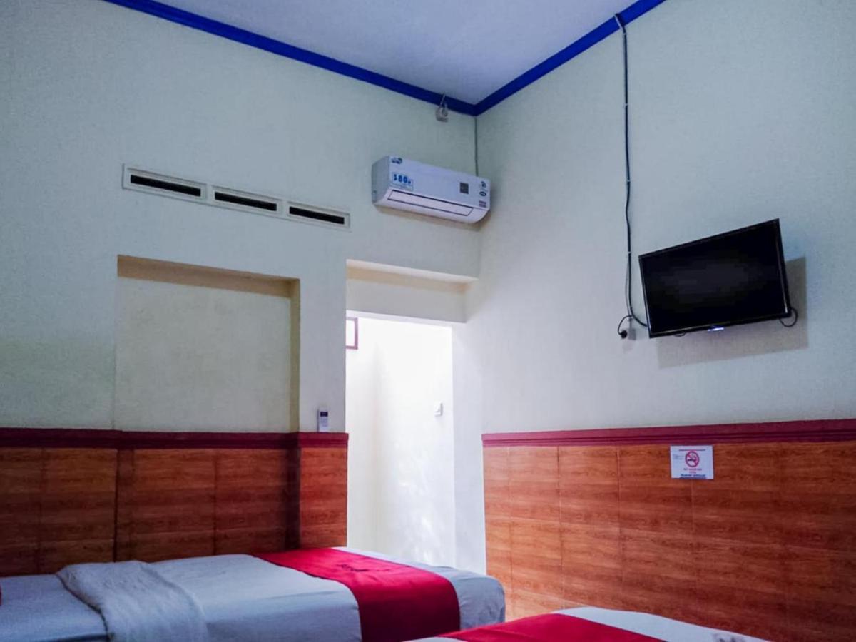 Hotel Reddoorz Syariah At Griya Soeratin Pacitan Esterno foto