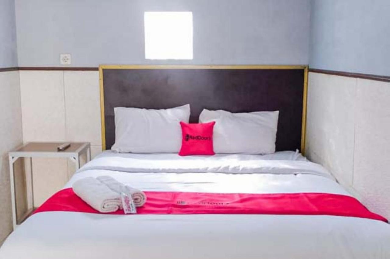 Hotel Reddoorz Syariah At Griya Soeratin Pacitan Esterno foto