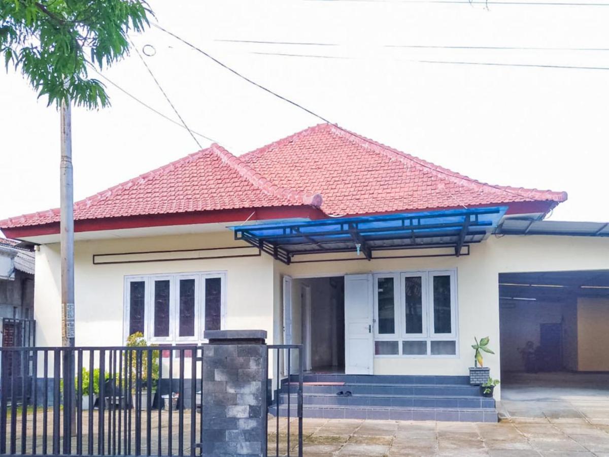 Hotel Reddoorz Syariah At Griya Soeratin Pacitan Esterno foto