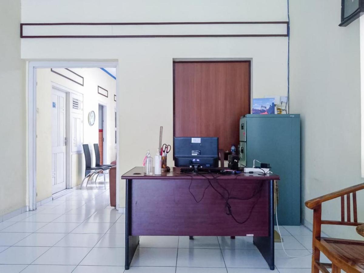 Hotel Reddoorz Syariah At Griya Soeratin Pacitan Esterno foto
