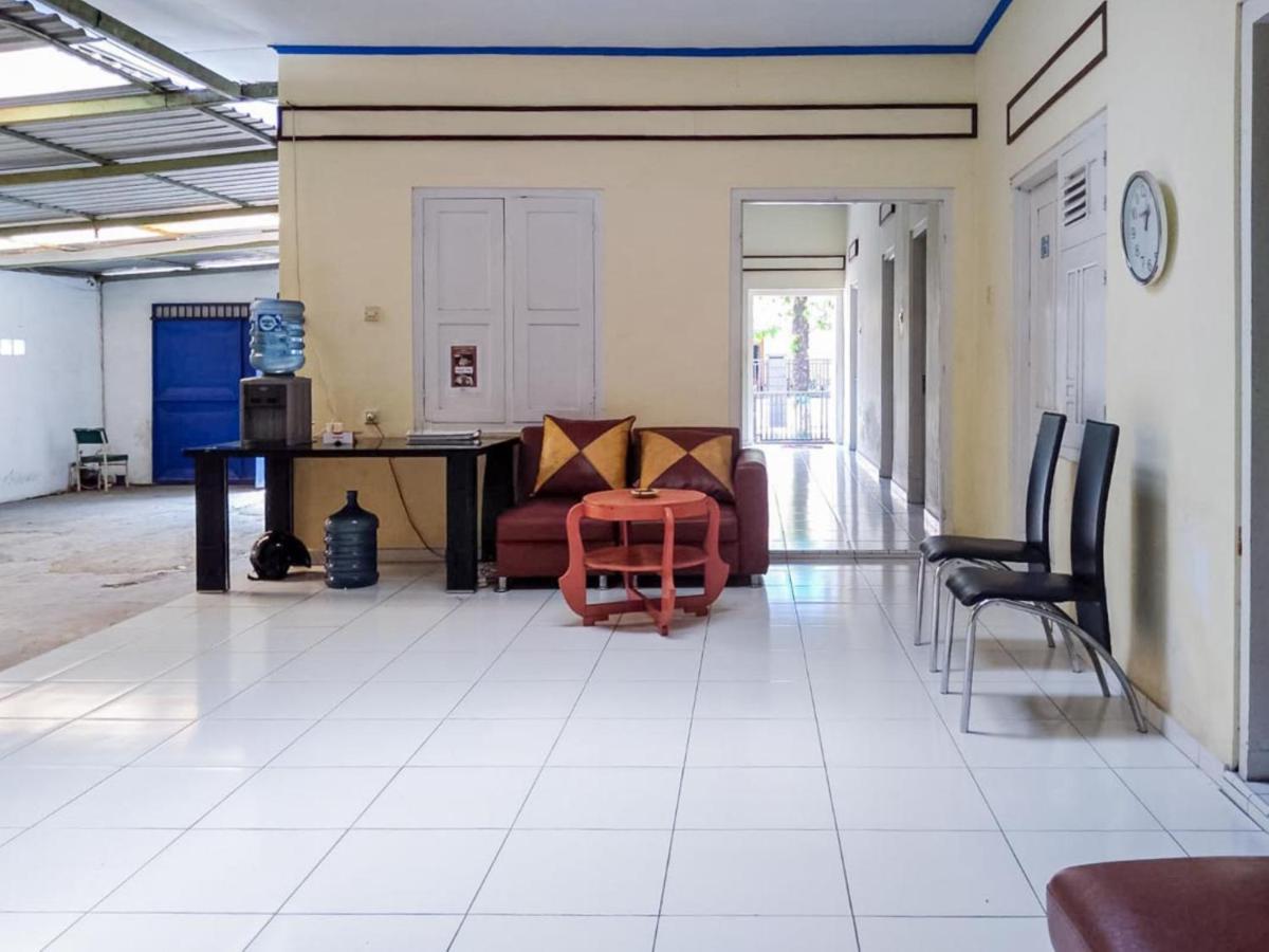 Hotel Reddoorz Syariah At Griya Soeratin Pacitan Esterno foto