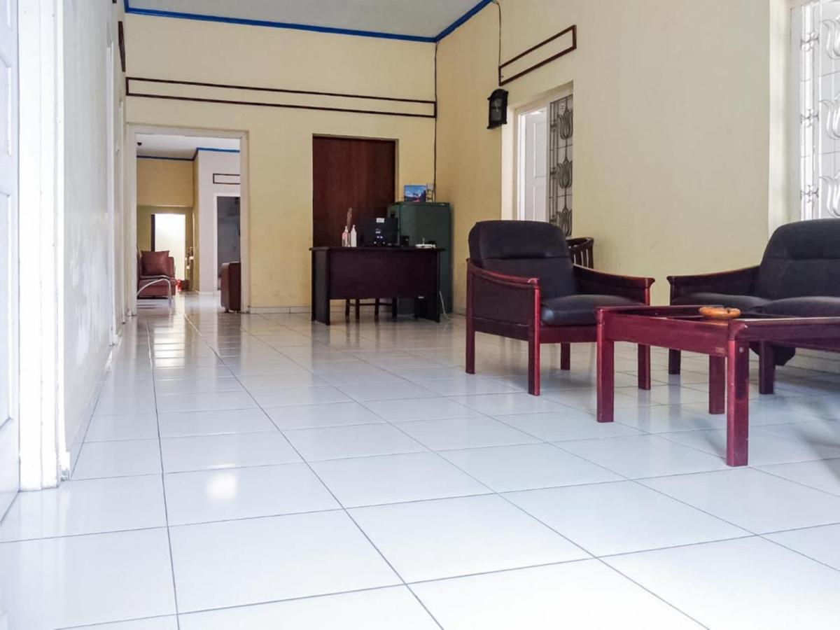 Hotel Reddoorz Syariah At Griya Soeratin Pacitan Esterno foto
