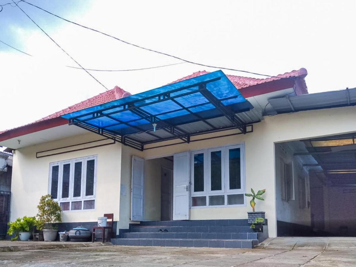 Hotel Reddoorz Syariah At Griya Soeratin Pacitan Esterno foto
