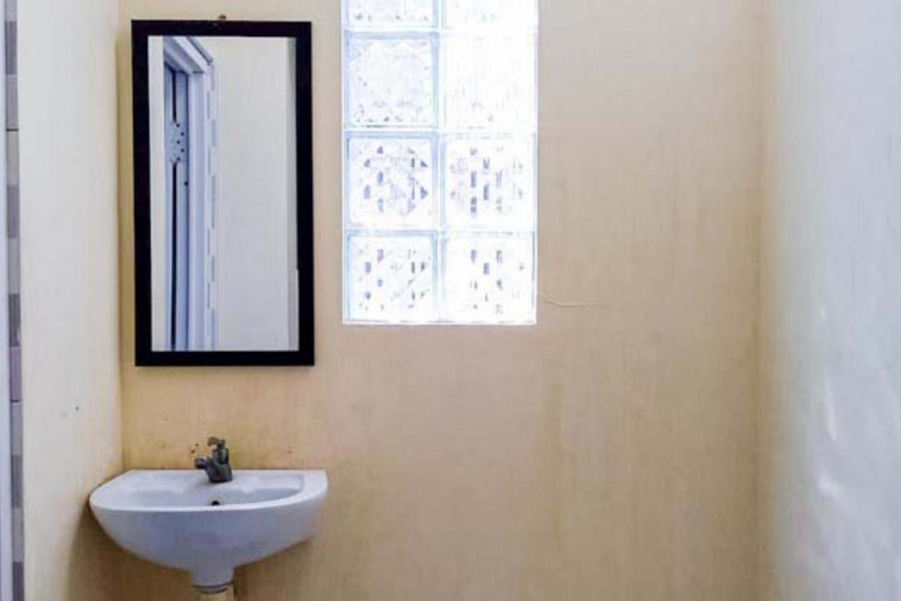 Hotel Reddoorz Syariah At Griya Soeratin Pacitan Esterno foto