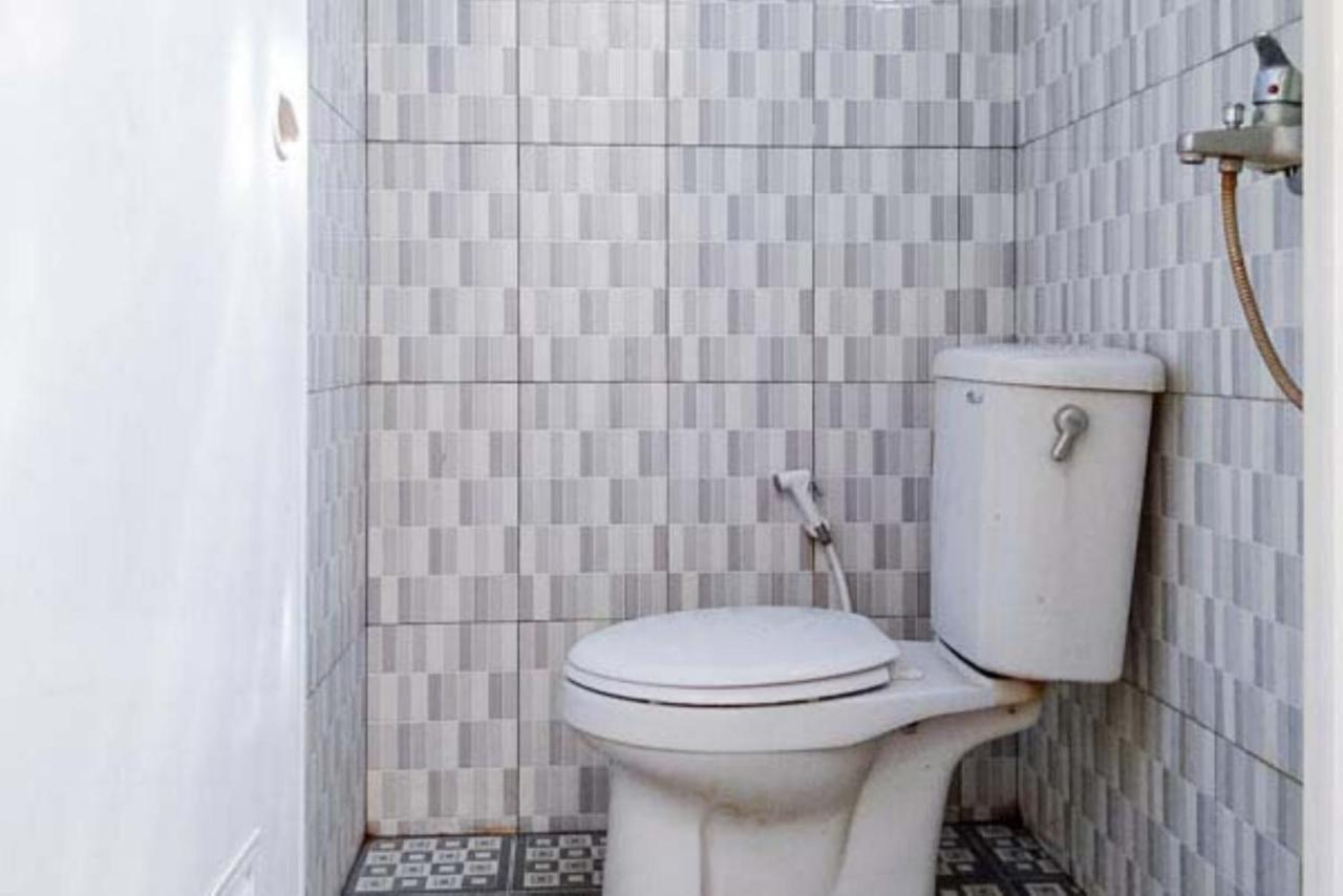 Hotel Reddoorz Syariah At Griya Soeratin Pacitan Esterno foto