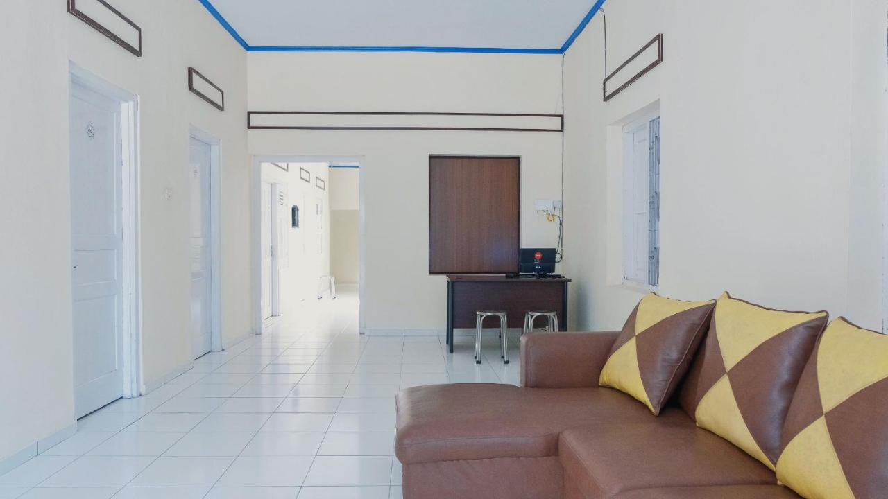 Hotel Reddoorz Syariah At Griya Soeratin Pacitan Esterno foto