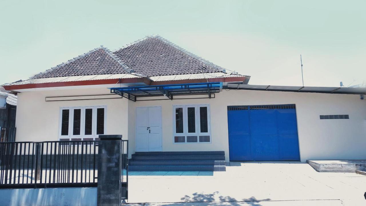 Hotel Reddoorz Syariah At Griya Soeratin Pacitan Esterno foto