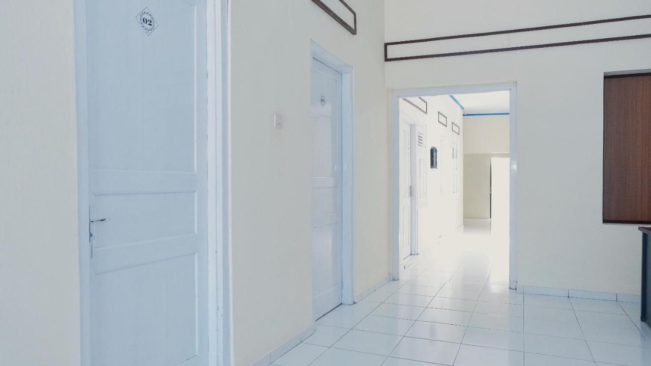 Hotel Reddoorz Syariah At Griya Soeratin Pacitan Esterno foto